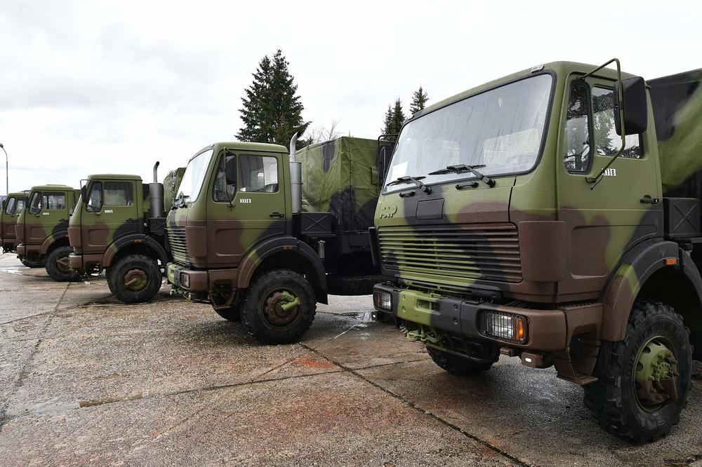 (FOTO) ULAGANJE U DOMAĆU PROIZVODNJU: Srpska vojska dobila 10 novih FAP kamiona