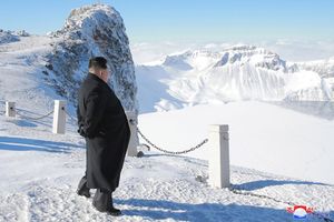 (FOTO) NE MOŽE MU NIKO NIŠTA: Kim Džong-un se u lakovanim cipelama popeo na najvišu planinu u Severnoj Koreji