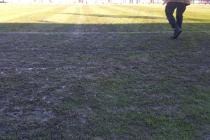 (FOTO) OČAJNO STANJE TERENA U KRUŠEVCU: Pogledajte u kakvom blatu igraju Napredak i Partizan