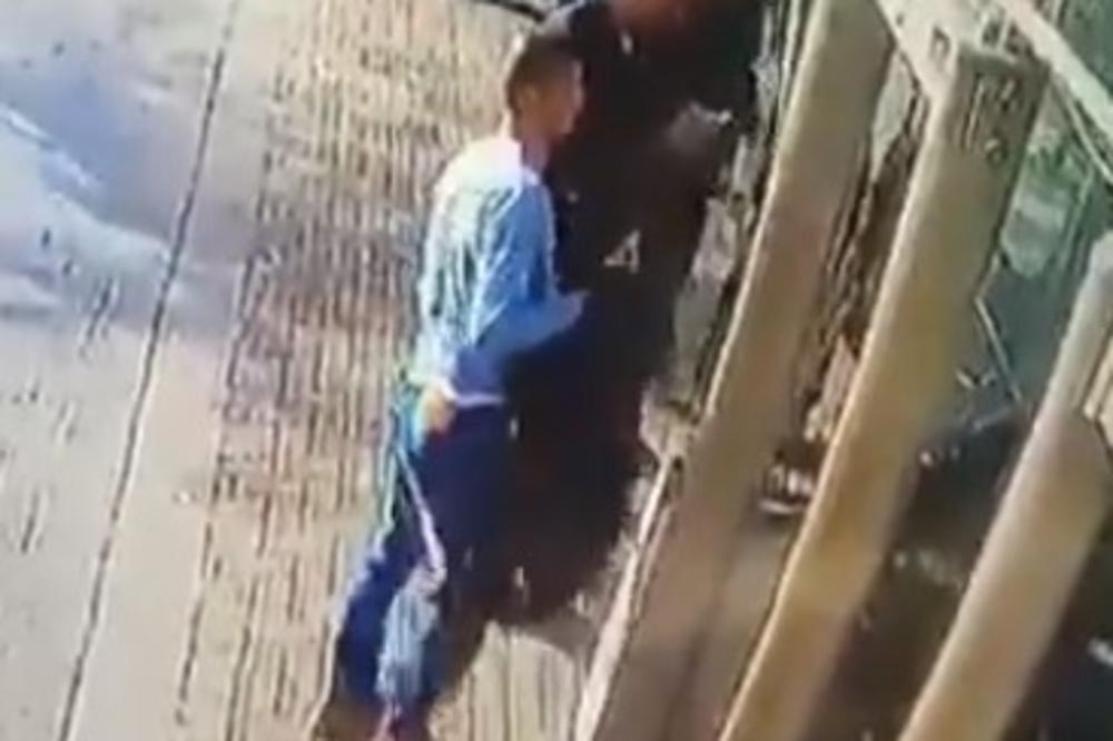 (UZNEMIRUJUĆI VIDEO) KRVAVI NAPAD U JERUSALIMU: Ovo je trenutak kada je Palestinac izbo Izraelca na autobuskoj stanici