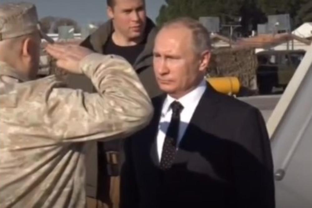 (VIDEO) PROGLASIO POBEDU I DOŠAO PO SVOJE LJUDE: Putin doleteo u Hmejmim i naredio ruskim trupama da se pakuju