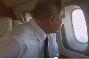 (VIDEO) PUTIN PRIMETIO DA GA NEKO PRATI: Dok je napuštao Siriju kroz prozor aviona je video nešto na nebu!