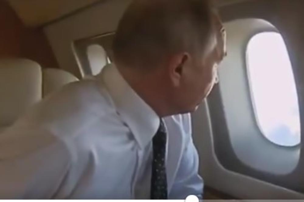 (VIDEO) PUTIN PRIMETIO DA GA NEKO PRATI: Dok je napuštao Siriju kroz prozor aviona je video nešto na nebu!