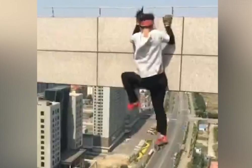 (VIDEO) DA VAM ZASTANE DAH! Ovako izgledaju vratolomije najpoznatijeg kineskog akrobate na krovovima solitera!