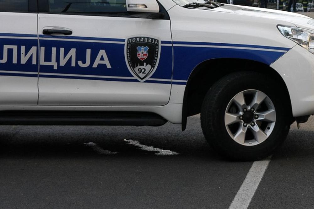 (FOTO) DOLIJALI DILERI KOD SREMSKE MITROVICE: Policija zaustavila automobil, pa na suvozačevom mestu pronašla dve sumnjive kese!