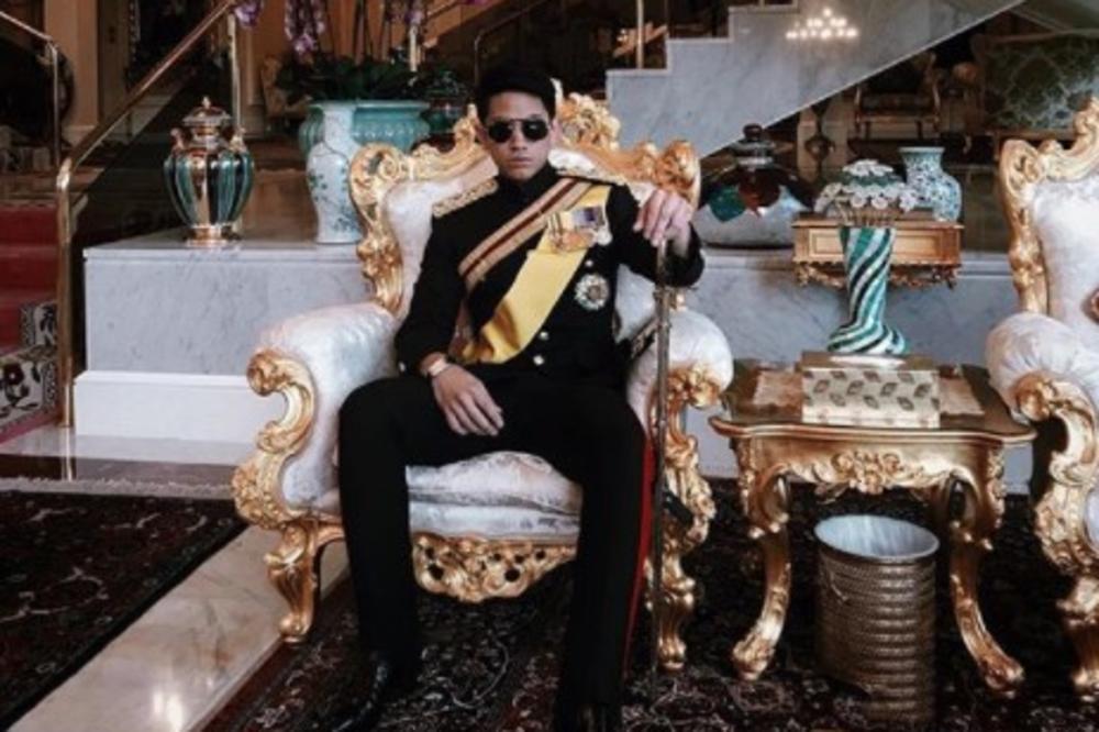 (FOTO) BEZOBRAZNO JE BOGAT, A ZOVU GA OTAC TIGROVA: Pogledajte u kakvoj raskoši živi princ od Bruneja!