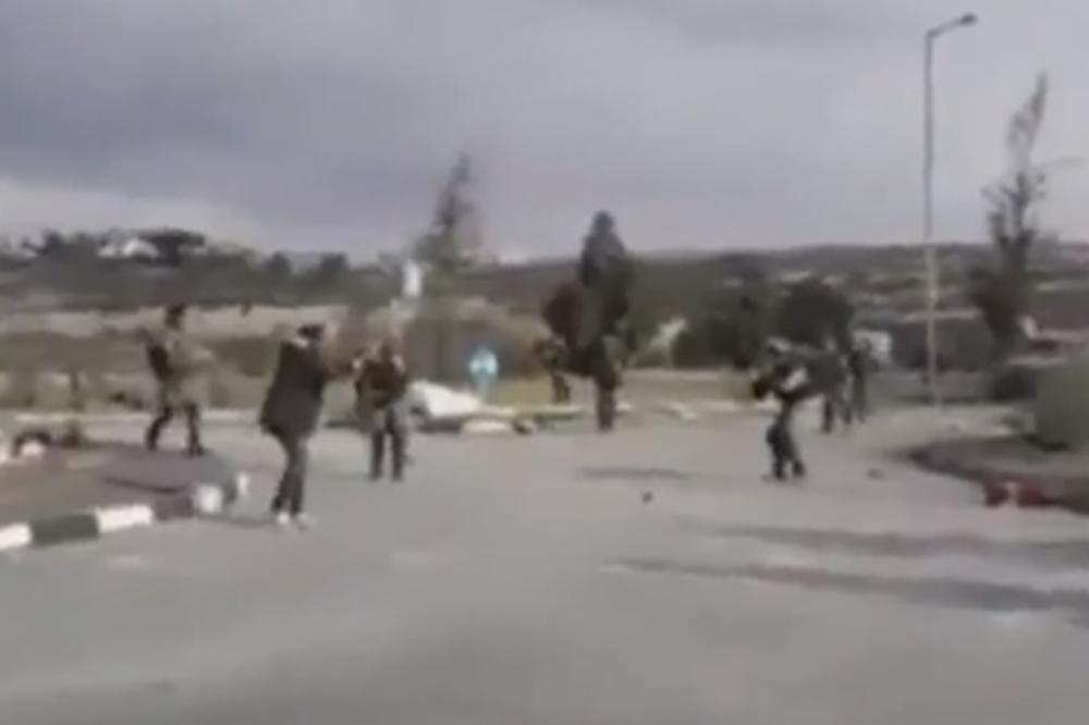 (UZNEMIRUJUĆI VIDEO) JEZIVI SUKOBI NA ZAPADNOJ OBALI: Palestinac opasan eksplozivom nožem napao izraelske vojnike