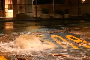 HAVARIJA NA TRGU REPUBLIKE: Pukla cev, šiklja voda u strogom centru Beograda