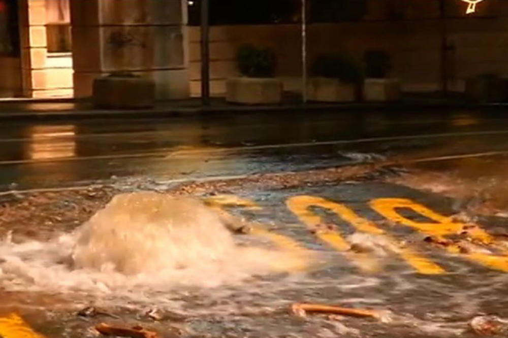 HAVARIJA NA TRGU REPUBLIKE: Pukla cev, šiklja voda u strogom centru Beograda