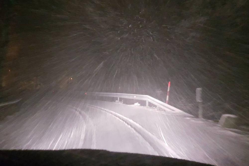 (FOTO) ZAVEJALO U HRVATSKOJ: Sneg na putevima otežava saobraćaj, zatvoren jedan granični prelaz sa Slovenijom