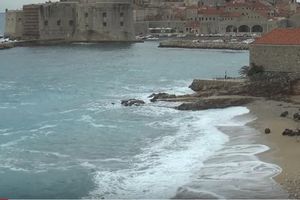 (VIDEO) ŠOK U DUBROVNIKU: Olujni vetar na plažu izbacio minu iz Drugog svetskog rata