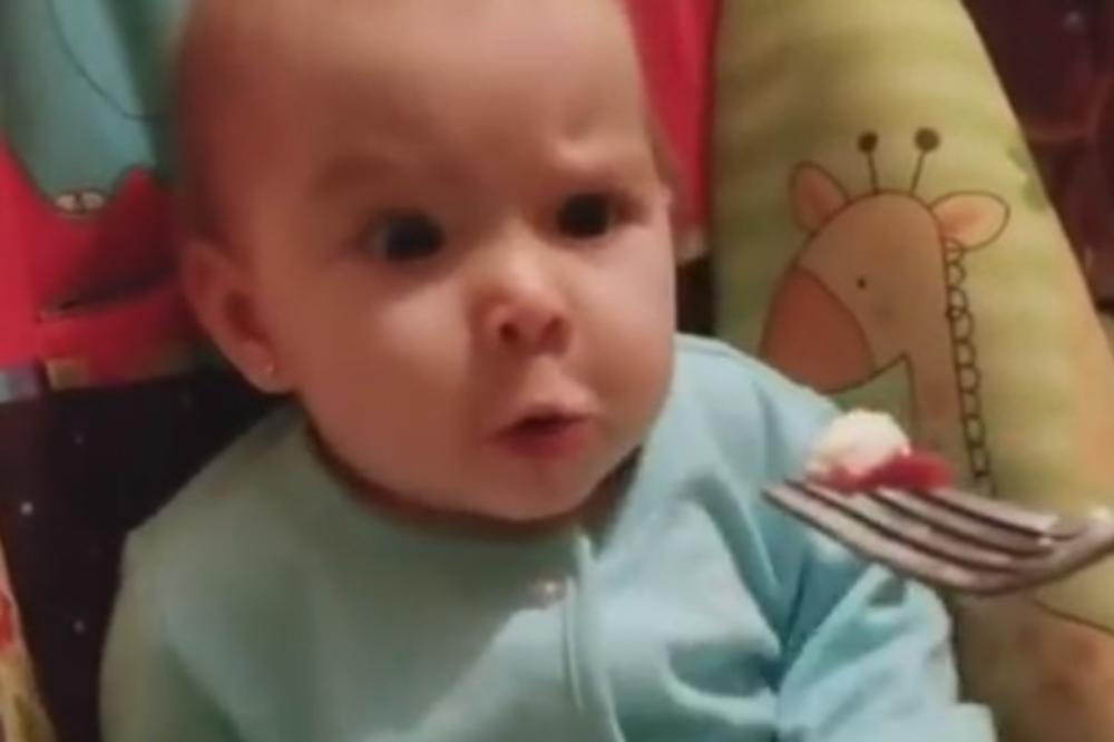 (VIDEO) KOLAČ? NJAM! Bebino oduševljenje čizkejkom nasmejalo je planetu!