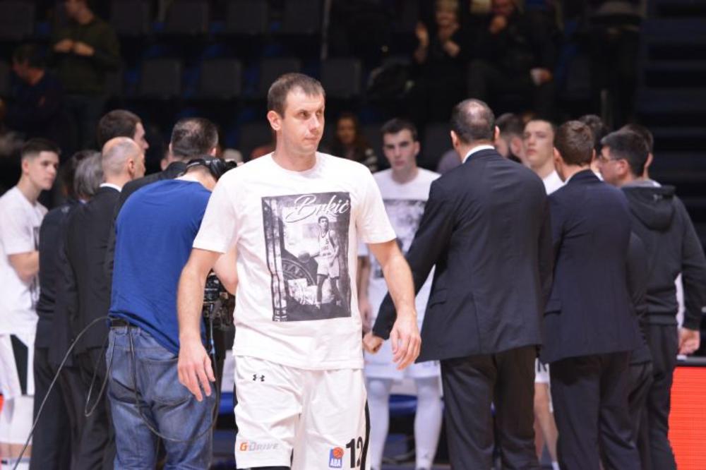 (VIDEO) NE ZABORAVLJAJU HARISA BRKIĆA: Košarkaši Partizana pred meč nosili majice sa likom i prezimenom ubijenog ljubimca Grobara