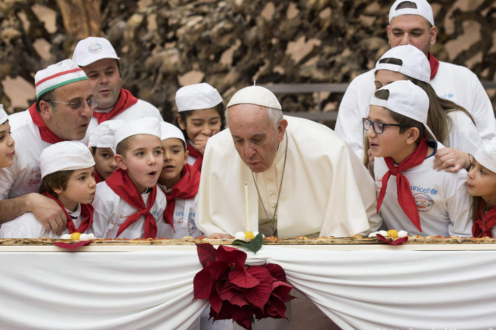 (FOTO) ZAKRPLJENA ZEMLJA I TERET NA LEĐIMA: Papa danas slavi rođendan, a njegova torta krije posebnu poruku