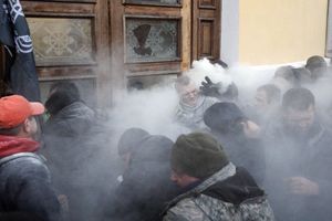 (FOTO) NEREDI U KIJEVU: Opšta tuča Sakašvilijevih pristalica i policije!
