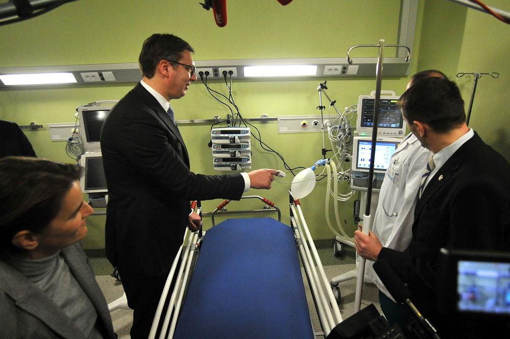 (FOTO) E, SAD DA VIDIMO DA LI SAM SE UPLAŠIO: Vučić prvi isprobao jedan od aparata u novom niškom kliničkom centru