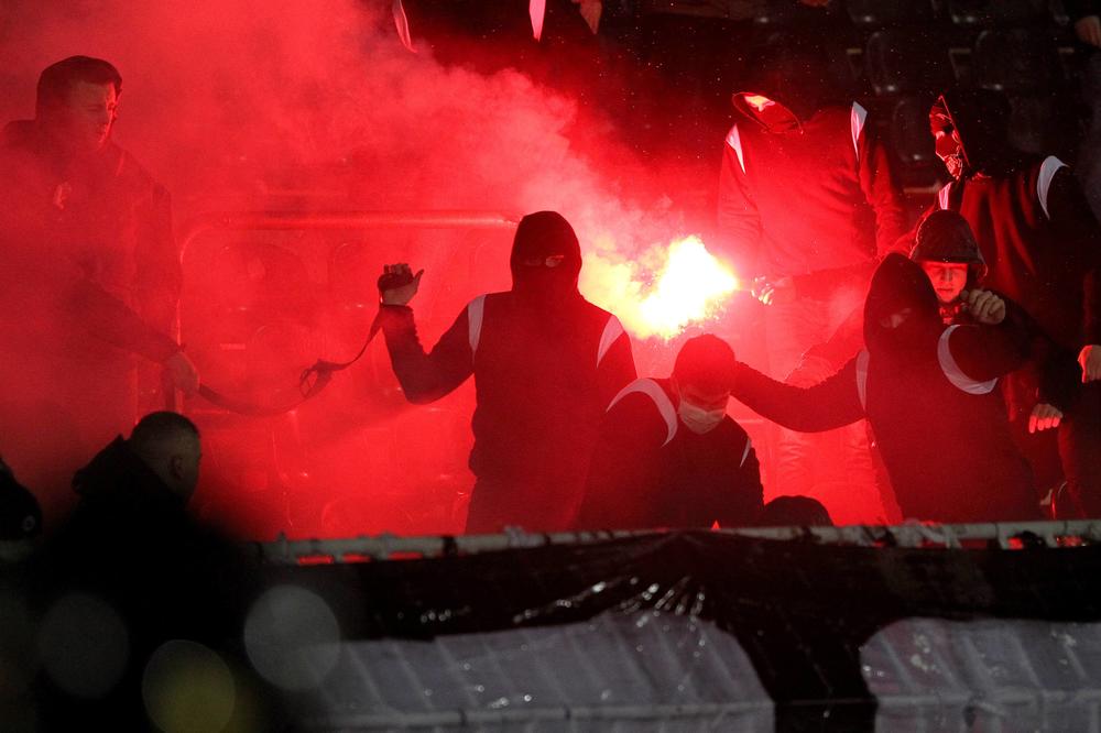 FSS NEMILOSRDAN: Večiti rivali kažnjeni zbog incidenata na derbiju! Partizan igra bez publike