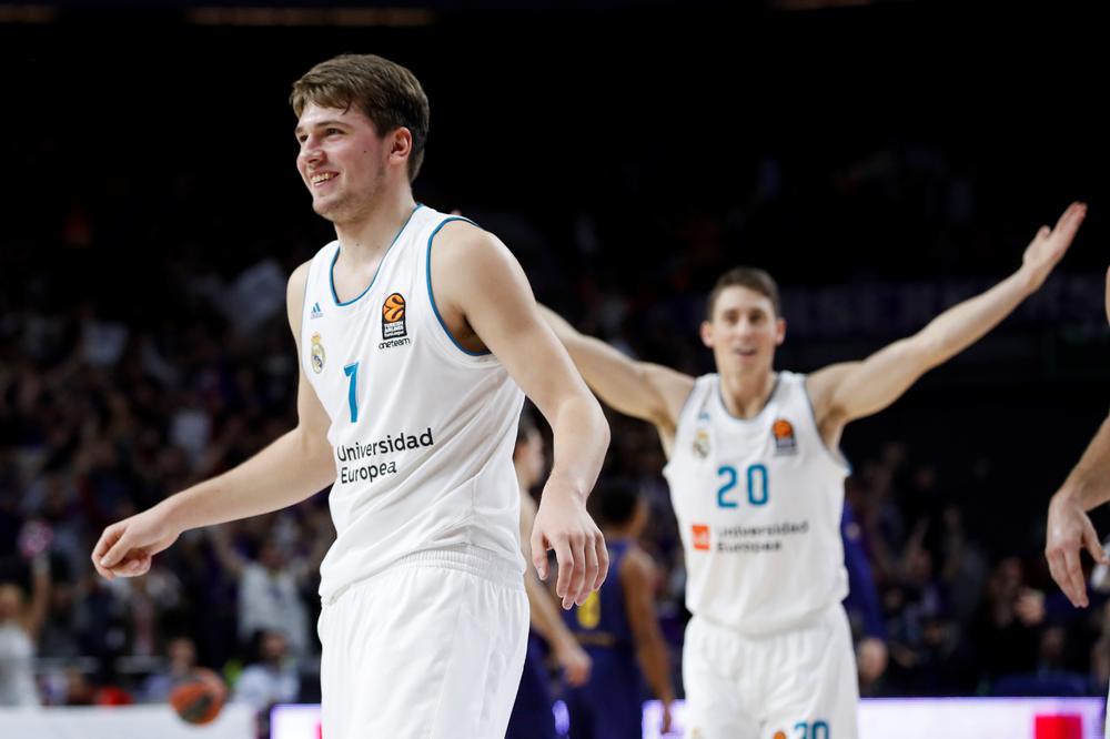 (VIDEO) OVO NIJE MOGUĆE: Luka Dončić ponovo pogodio koš preko celog terena!