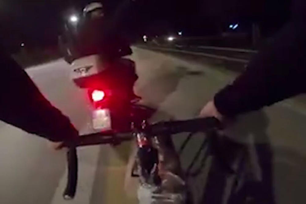 (VIDEO)  Nikada se nemojte kačiti sa biciklistom! Naročito ne pred Novu godinu!!!