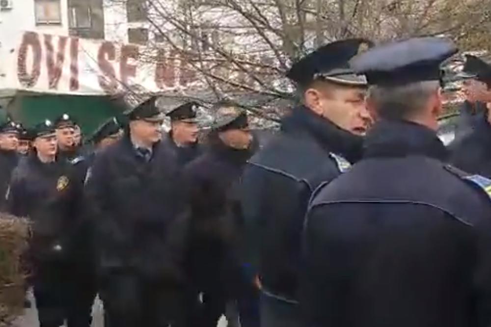 (VIDEO) PROTESTI U SARAJEVU: 2.000 policajaca na ulicama, nezadovoljni Vladinim odlukama pozivaju na štrajk