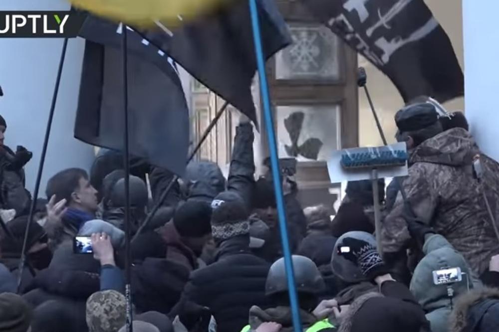 (VIDEO) UPRKOS SNIMCIMA SAKAŠVILI TVRDI: Nismo napali kulturni centar u Kijevu, to je policijska provokacija