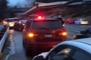 (FOTO, VIDEO) HOROR ŽELEZNIČKA NESREĆA KOD SIJETLA: Voz izleteo iz šina i pao na auto-put, 6 mrtvih