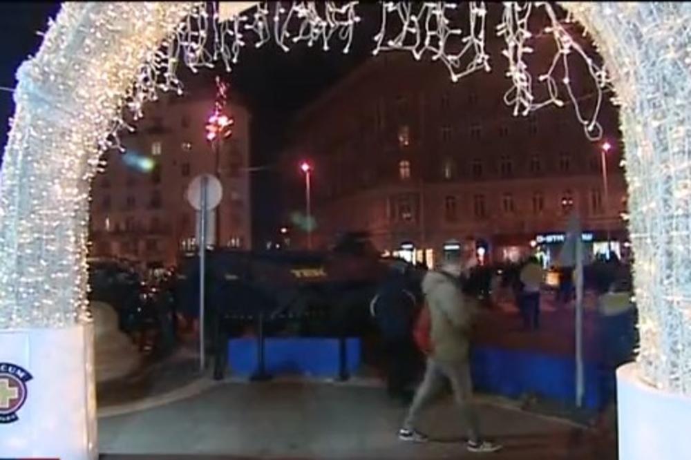 (VIDEO) TURISTE U BUDIMPEŠTI ČUVAJU SPECIJALCI: Oklopnim vozilima opkolili božićni vašar!