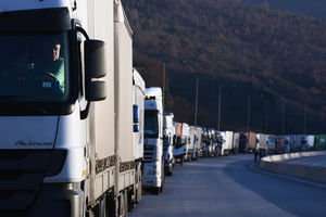 KILOMETARSKE KOLONE NA PRELAZU GRADINA: Kamioni na ulaz u Bugarsku čekaju 7 sati