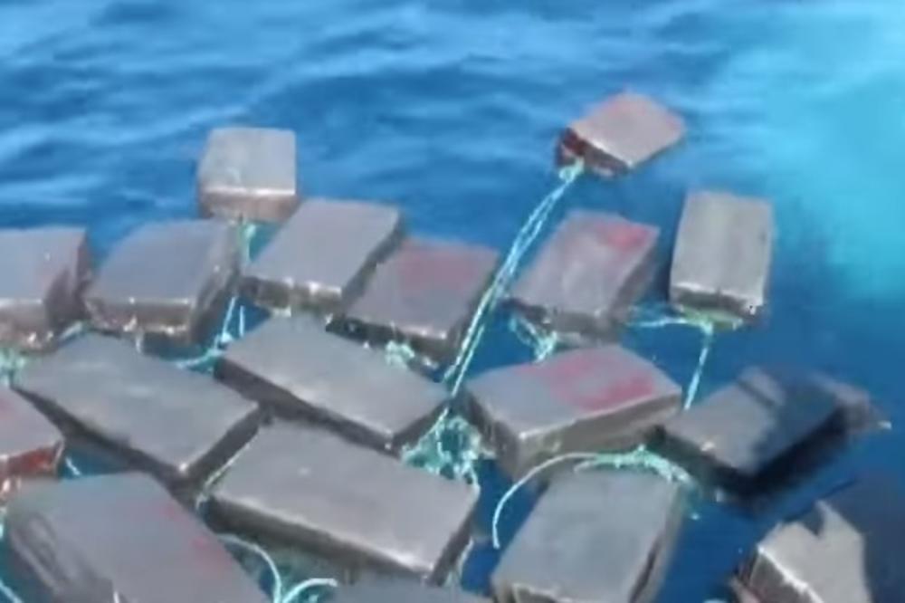 (VIDEO) DILER SA OKLOPOM: Obalska straža SAD našla 64 paketa kokaina u moru, ali šokiralo ih je nešto drugo!