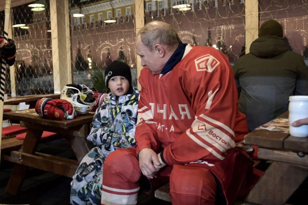 (VIDEO) POGLEDAJTE PUTINA U AKCIJI POD PUNOM OPREMOM: Ruski predsednik igra hokej na Crvenom trgu i za to ima fenomenalan razlog!