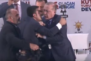 (VIDEO) ŠOU NA SKUPU U TURSKOJ: Mladić skočio Erdoganu u zagrljaj, obezbeđenje zakazalo