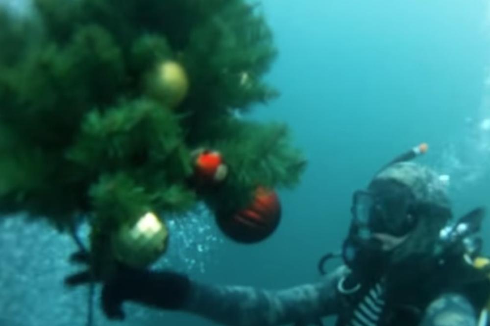 (VIDEO) NAJNEVEROVATNIJA JELKA NA SVETU: Postavili novogodišnju dekoraciju pod vodom!