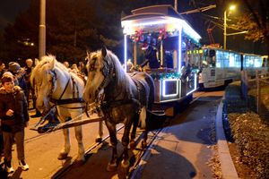 (FOTO) DAH PROŠLIH VREMENA NA ULICAMA BEOGRADA: Tramvaj na konjsku vuču protutnjao prestonicom, kočijaš i kondukter delili bombone