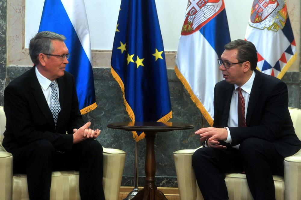 (FOTO) SUSRETI NA ANDRIĆEVOM VENCU: Vučić sa ambasadorima Rusije i Azerbejdžana