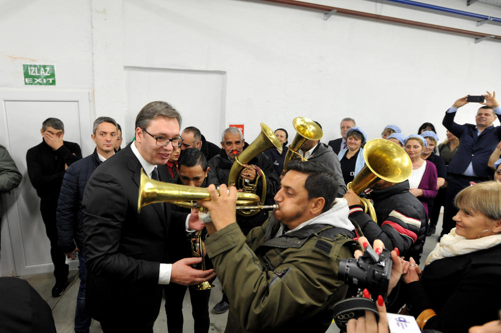 (FOTO, VIDEO) VESELO U LEBANU: Vučića iznenadili trubači! Evo koji se ministar prvi uhvatio za novčanik!