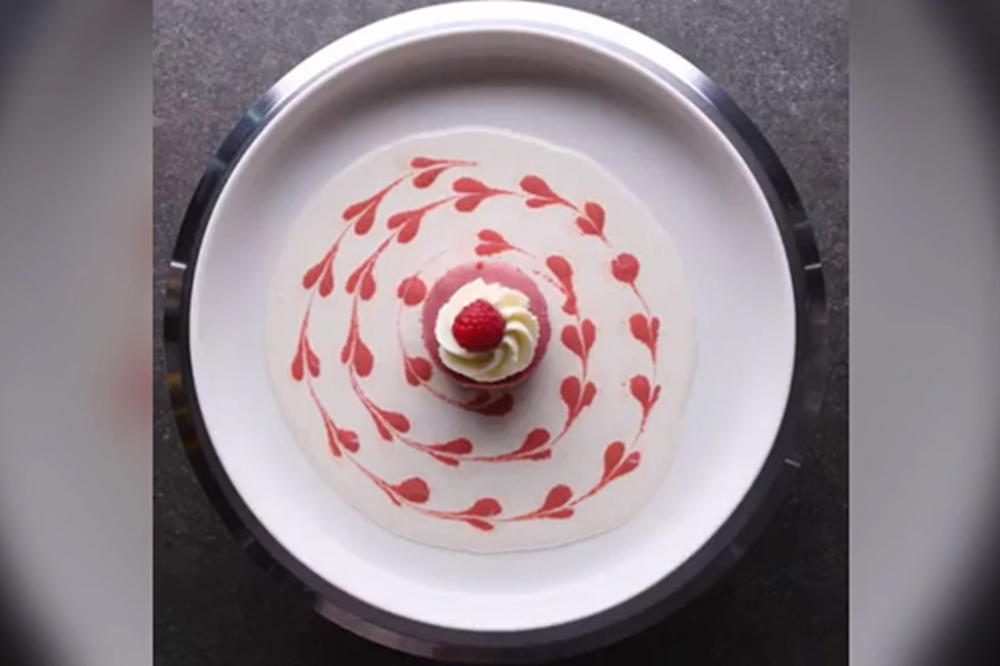 (VIDEO) RASPAMETITE DRUŠTVO EKSTRA DEKORACIJOM: Remek-delo u tanjiru za samo nekoliko sekundi!