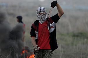 (FOTO, VIDEO) ŽESTOKI SUKOBI U POJASU GAZE: Palestinci kamenjem na vojsku, ubijen demonstrant