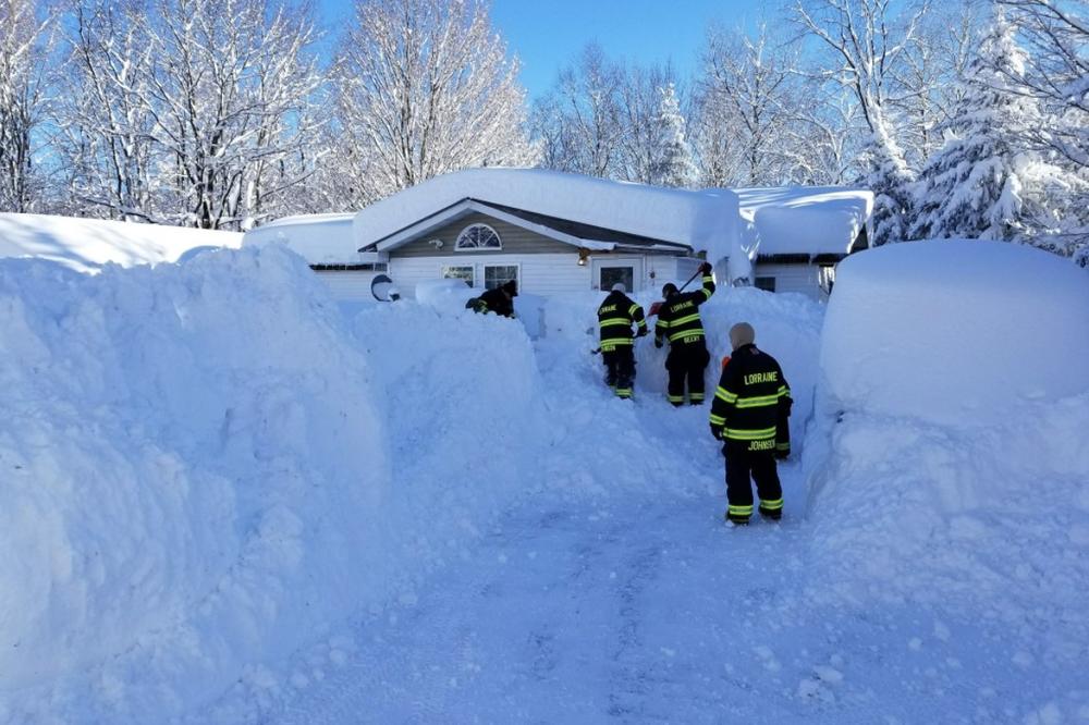 (FOTO) NIJE UOPŠTE MOGLA DA IZAĐE IZ KUĆE: Vatrogasci se jedva probili, očistili 3 metra snega i spasli ženu