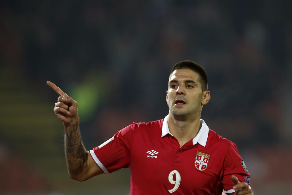 (FOTO) DRUGI PUT TATA: Aleksandar Mitrović dobio ćerku! Ovo je fotka iz porodilišta srpskog reprezentativca sa suprugom i bebom