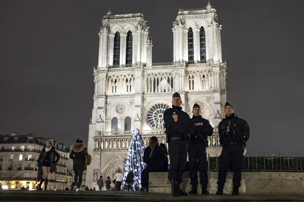 (VIDEO) U FRANCUSKOJ DOČEK U STRAHU OD TERORISTA: 140.000 bezbednjaka obezbeđuje doček Nove godine