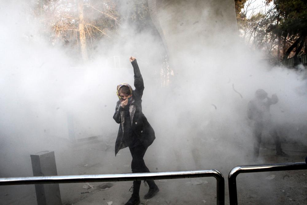 (VIDEO) NESLAVAN KRAJ GODINE U IRANU: Vodenim topovima na demonstrante, uhapšeno oko 200 ljudi