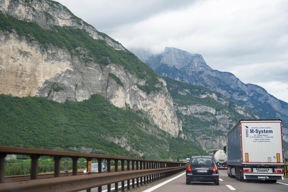 TRAGEDIJA NA SEVERU ITALIJE: 6 mrtvih u sudaru tankera, automobila i kamiona