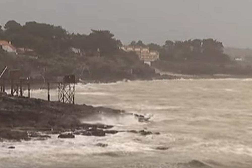 (VIDEO) ČETVRTO NEVREME ZA MESEC DANA: Oluja Elenor stigla u Francusku, vetrovi duvaju do 120 km na sat