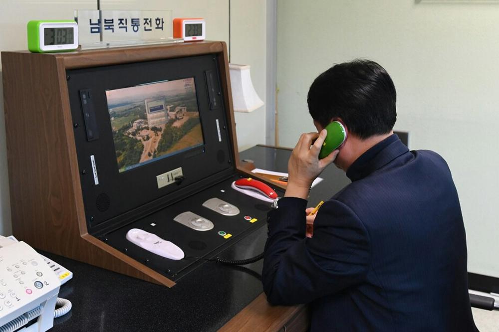 PRORADILA CRVENA LINIJA: Vlasti dve Koreje razgovarale telefonom prvi put posle 2 godine