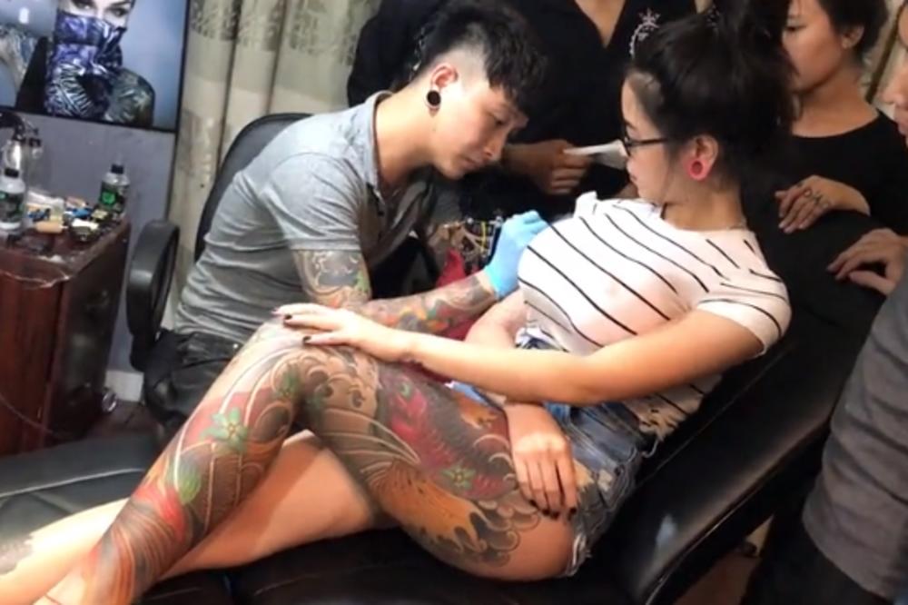 (VIDEO) NIKADA NEĆE ZABORAVITI OVAJ TRENUTAK: Tetovirao je devojku, a onda se desio pravi BUM!