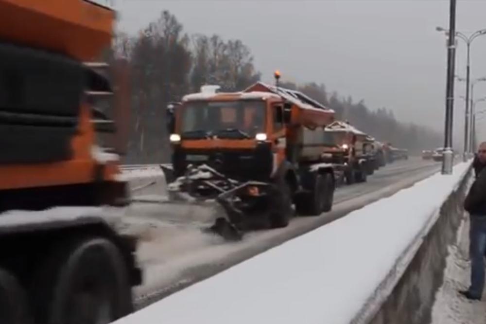 (VIDEO) I KAD ČISTE SNEG, RUSI TO RADE MOĆNO! Za samo minut put postaje prohodan!