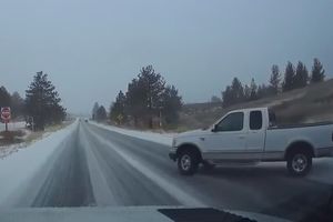 (VIDEO) FATALAN POTEZ NA ZALEĐENOM PUTU! Najbolji primer zašto zimi morate da vozite kao po jajima!