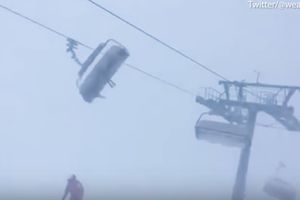 (VIDEO) ZASTRAŠUJUĆE! VETAR IH BACAO NA SVE STRANE: Ostali zarobljeni na žičari usred jezive oluje u Austriji!