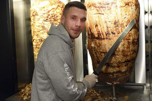 FUDBALER SE BACIO U BIZNIS: Lukas Podolski otvorio kebab restoran u Kelnu