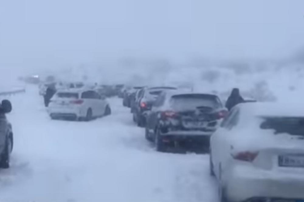 (FOTO, VIDEO) KOLAPS U ŠPANIJI: Vojska spasava vozače zarobljene u snegu!